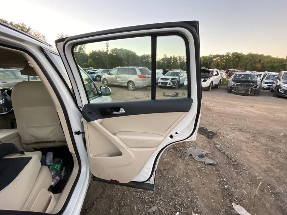 Used Rear Right Door Assembly Rear Side fits: 2017 Volkswagen Tiguan electric li - Image 4 of 4