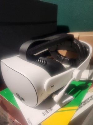 Meta Quest 3s Bundle:: Headset, remotes, golf club, Adjustable Strap + battery 