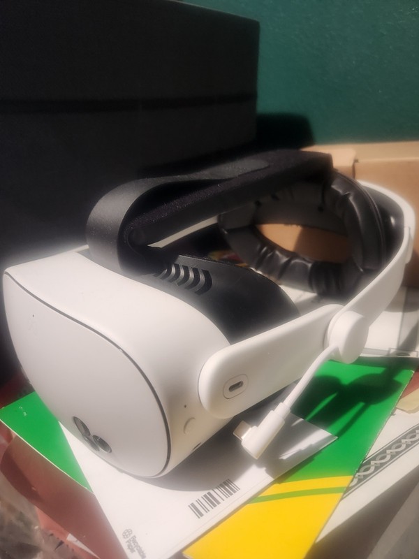 Meta Quest 3s Bundle:: Headset, remotes, golf club, Adjustable Strap + battery