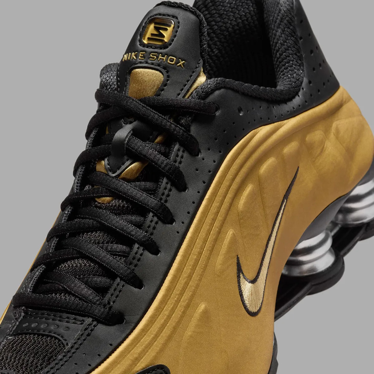Nike Shox R4 Black Gold Silver Wmns Size US 9 (7.5 Mens) Casual Sneakers Shoes✅