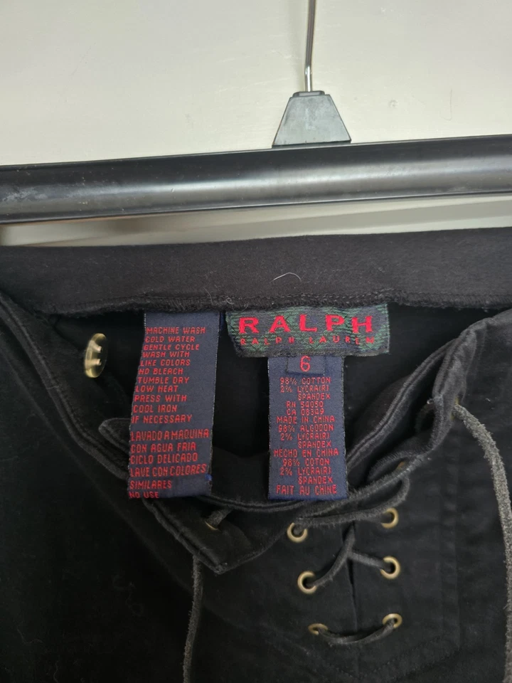 Pantalones acampanados detallados de gamuza negra Ralph Lauren adornos de metal de latón Foto 4 de 4