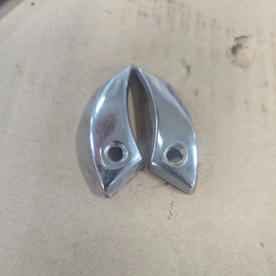 Dodge Dart 1974 74 cupé - un par de insertos de moldura cromada inferior de pilar Foto 2 de 4