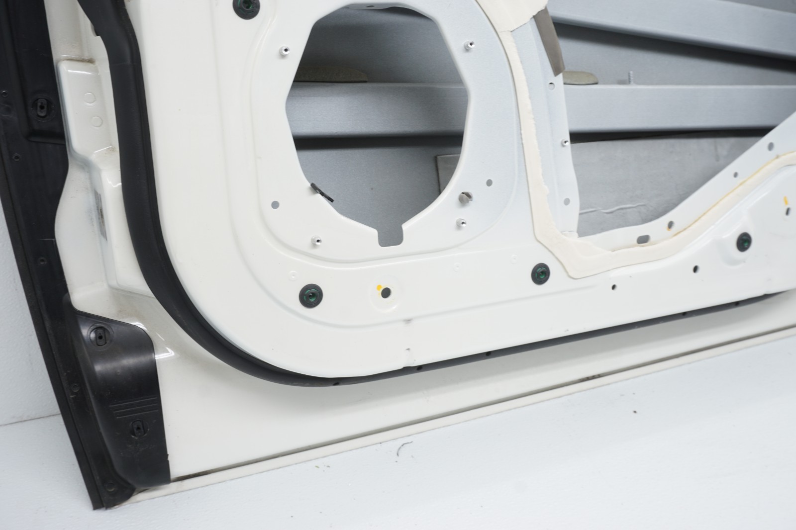 2014-2019 MASERATI GHIBLI OEM RIGHT FRONT DOOR WHITE (DEFECT)