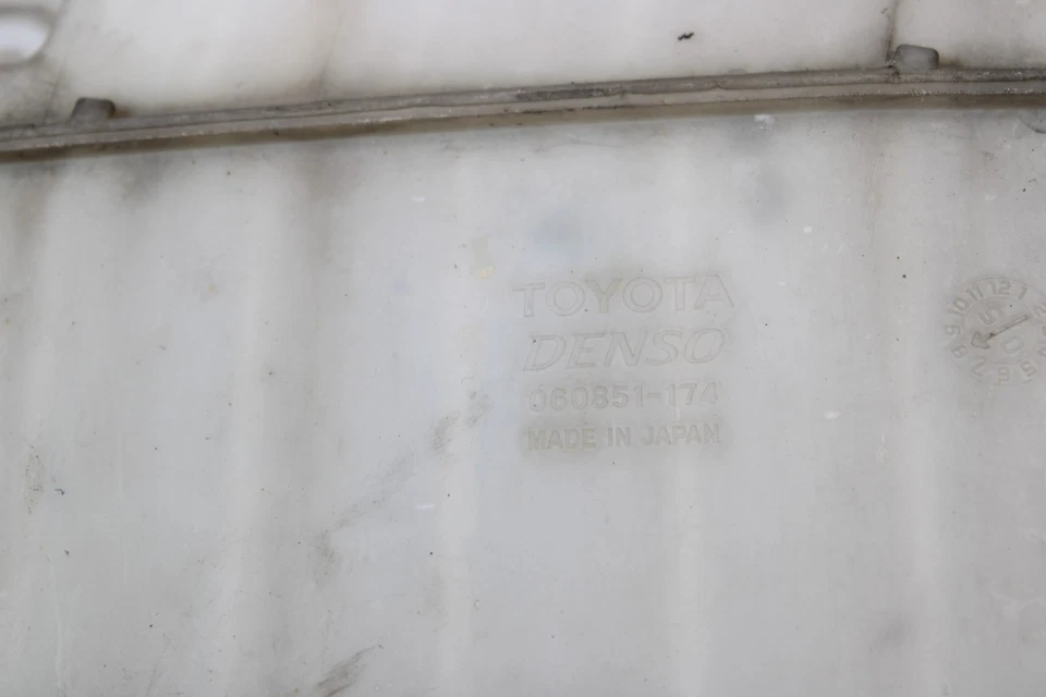 SCION TC 2005-2010 parabrisas lavadora depósito montaje OEM envío rápido Foto 4 de 4