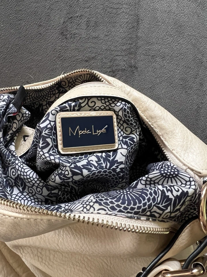 Bolso de hombro Moda Luxe de cuero tostado, con elegantes detalles de flecos Foto 3 de 4