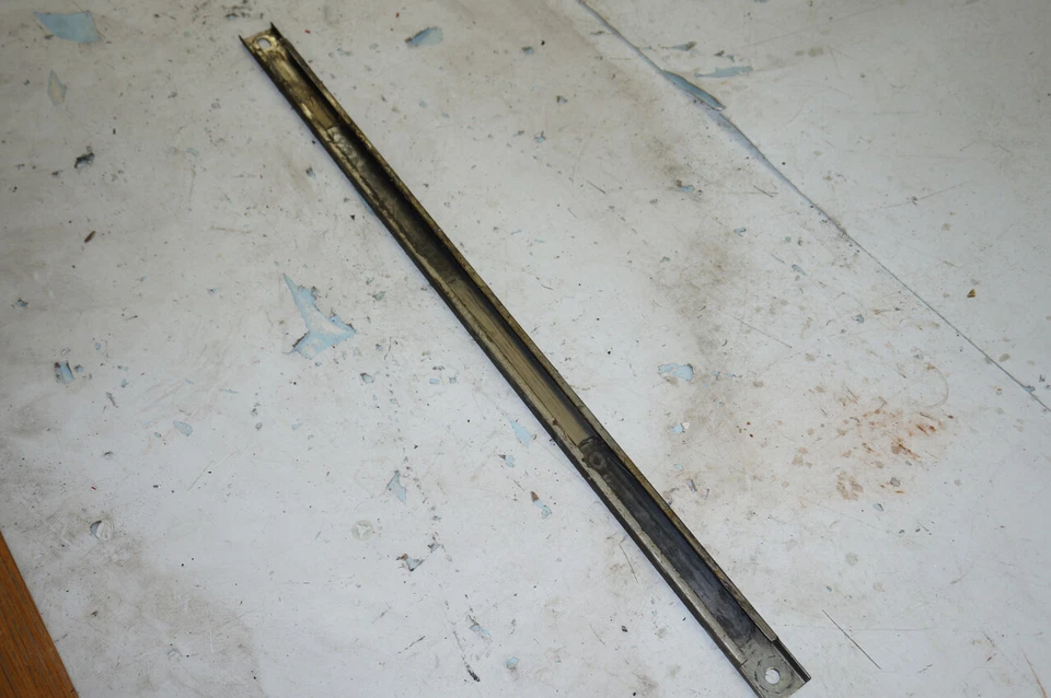 Corvette C3 1969-1982 puerta interior horizontal ventana guía usado GM OEM Foto 2 de 4