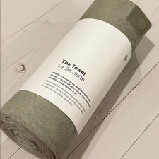 Lululemon The Towel Bayleaf green NWT yoga microfiber towel