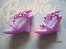 BARBIE DOLL / PAIR OF SHOES: BOOTS, PUMPS ....... (427)