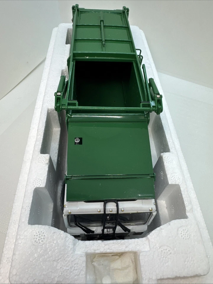 Cargador frontal First Gear 1:34 Waste Management Mack con contenedor 19-2924B con contenedor Foto 4 de 4