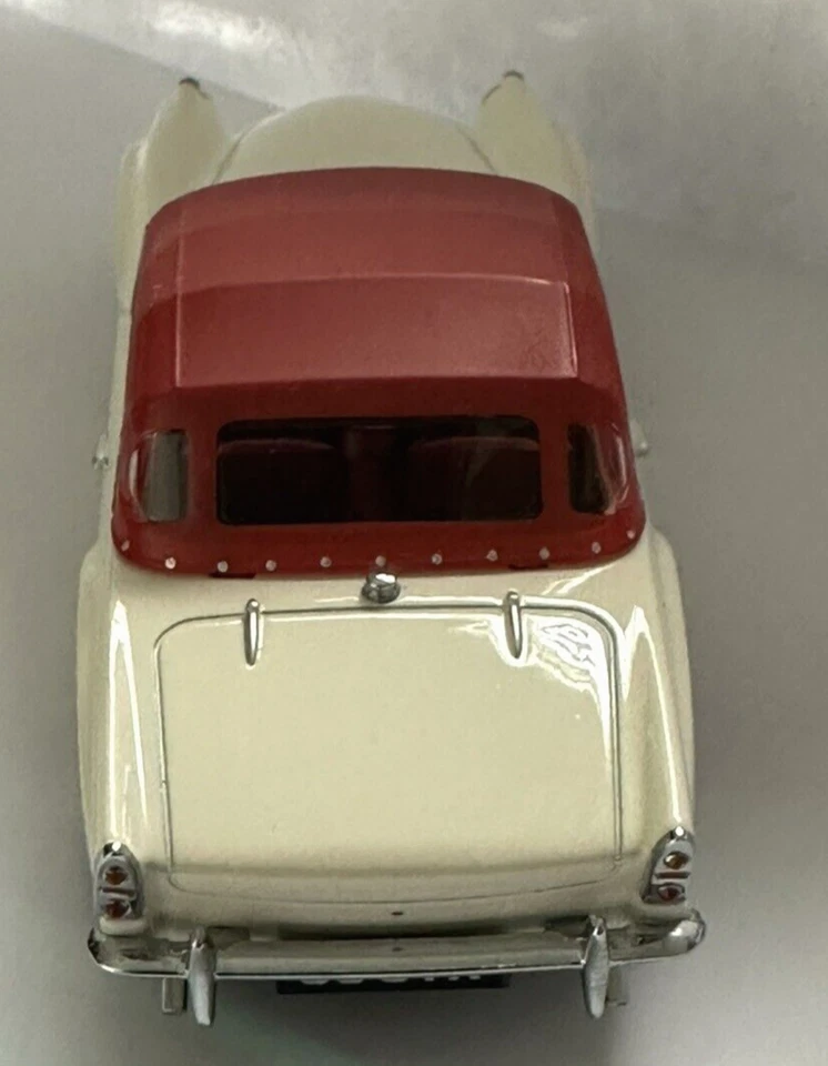 Oxford Diecast DAIMLER SP250 1/43 Scale Model Car - Ivory / Red CONVERTIBLE - Image 2 of 4
