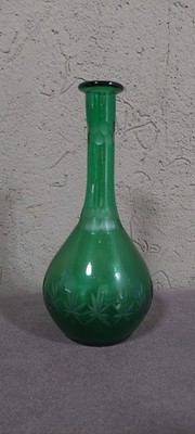 Alte Glaskaraffe, grüne Glasschnapsflasche. Stopfen fehlt.