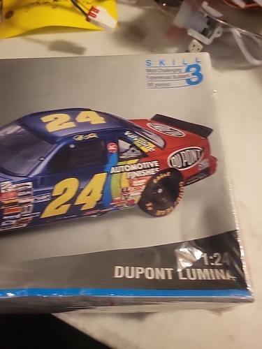 Jeff Gordon #24 DuPont Lumina Monogram Model Car Kit # 2441 (scala 1:24) Nuovo - Foto 3 di 7