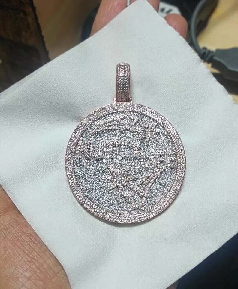 Colgante redondo de diamantes creado en laboratorio de 7 quilates con nombre personalizado para hombre enchapado en oro rosa de 14 k Foto 3 de 3