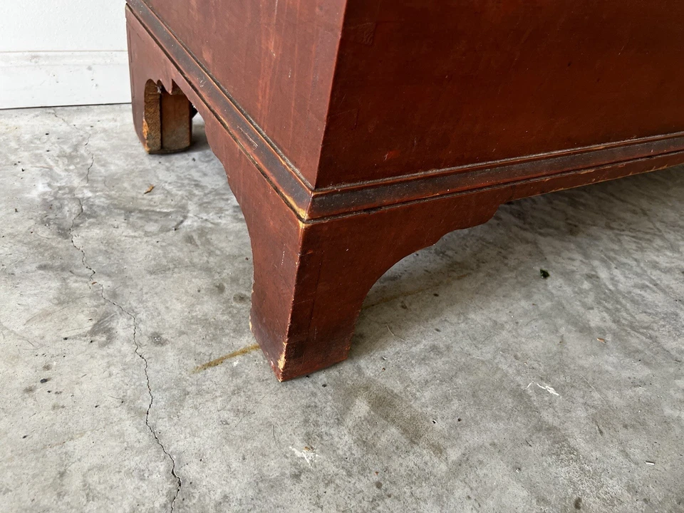 Antiguo cofre manta Pa Chippendale pintura roja original 18 1780 pies de soporte Foto 4 de 4