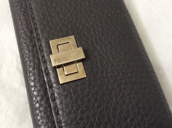 CARTERA FENDI SELLERIA PEEKABOO CUERO GRIS GUIJARRO Foto 3 de 4