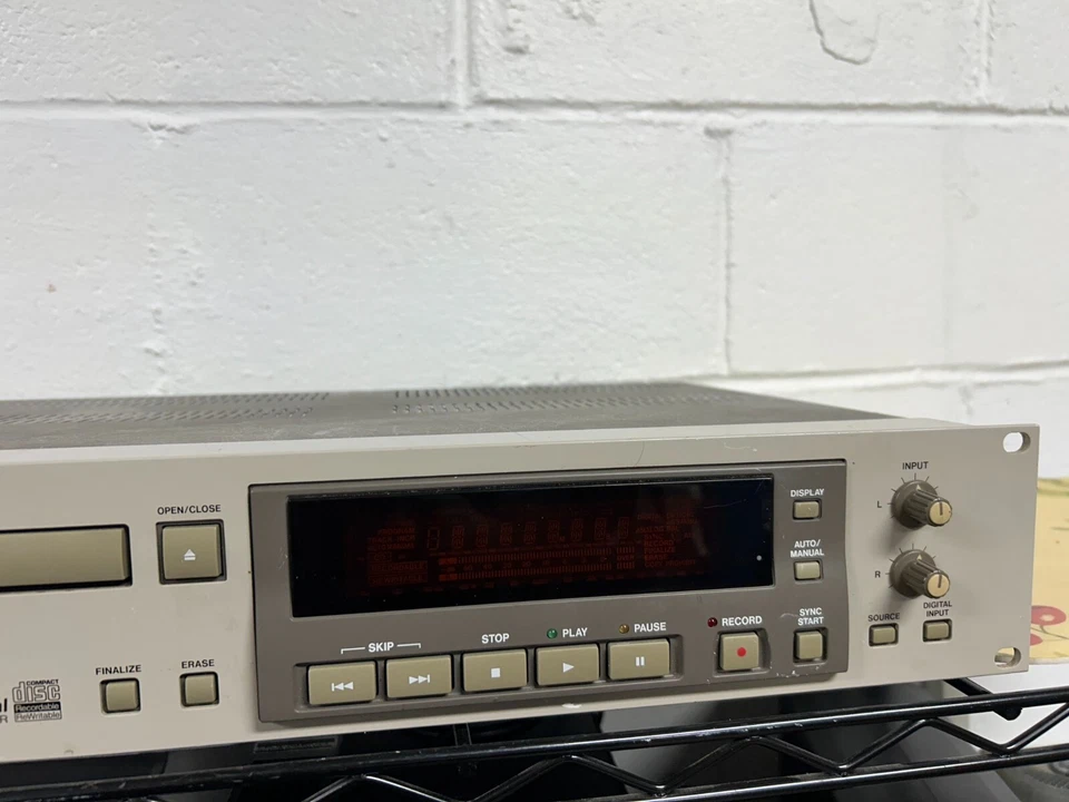 TASCAM CD-RW5000 Professional CD-R CD-RW Recorder - Image 2 of 4