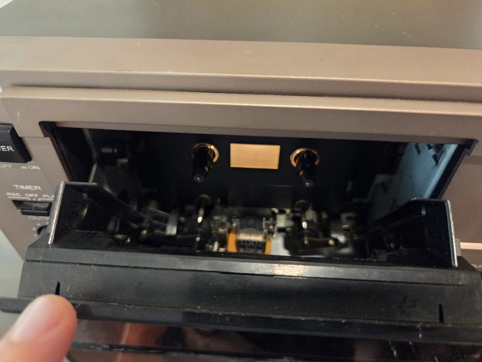 Reproductor/Grabador de cubierta de cinta de casete HITACHI D-1100M - Necesita servicio de colección Foto 4 de 4