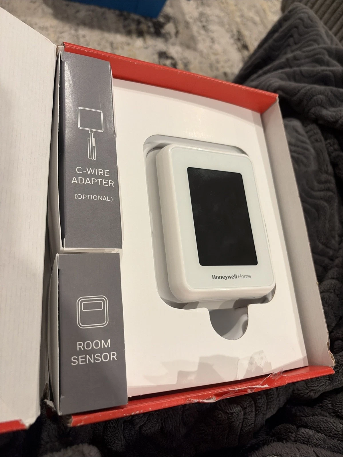 Honeywell Home T9 WiFi Smart Thermostat Touchscreen with Smart Room Sensor NEW!!
Opens in a new wind
