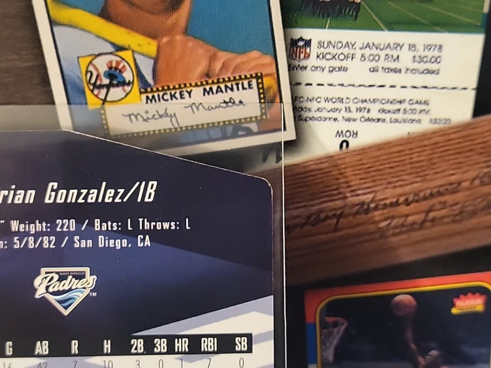 2007 Upper Deck Spectrum Die Cut Gold #89 Adrian Gonzalez #/99 🔥 - Image 4 of 4