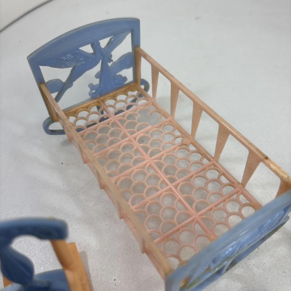 Mecedora vintage para casa de muñecas Renwal nº 65 rosa azul cuna triciclo bebé Foto 4 de 4