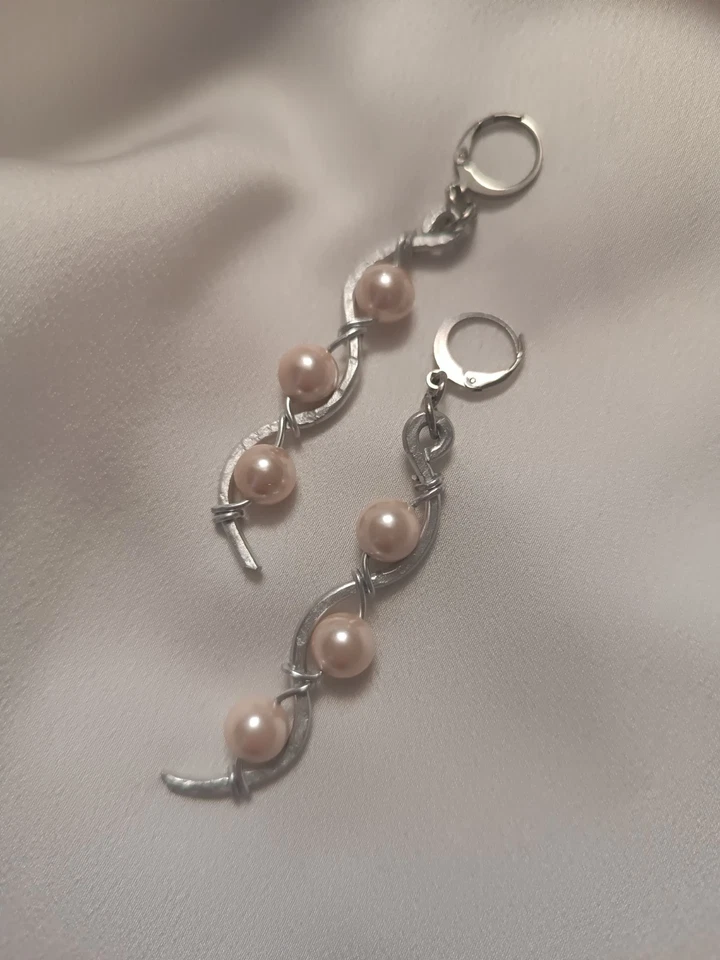 Orecchini Con Perle Rosa Naturali E Fili Di Alluminio - Immagine 2 di 3