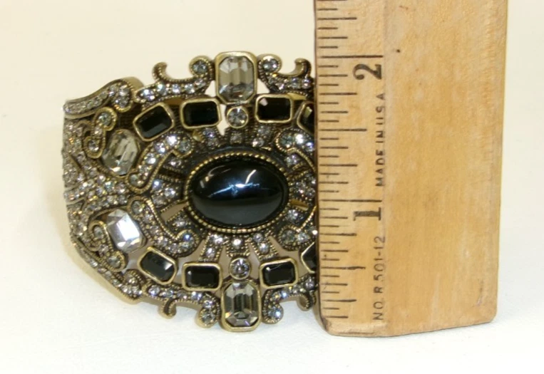 Bracelete de punho largo articulado Heidi Daus cristais Swarovski e pedras pretas - Imagem 4 de 4