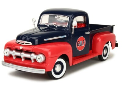1950 GMC 150 PICKUP GULF OIL WITH GAS PUMP 1:18 by GREENLIGHT