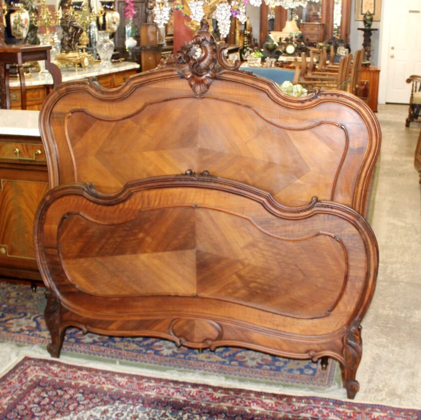 Cama y mesita de noche francesa antigua tallada de nogal Luis XV tamaño completo Foto 4 de 4