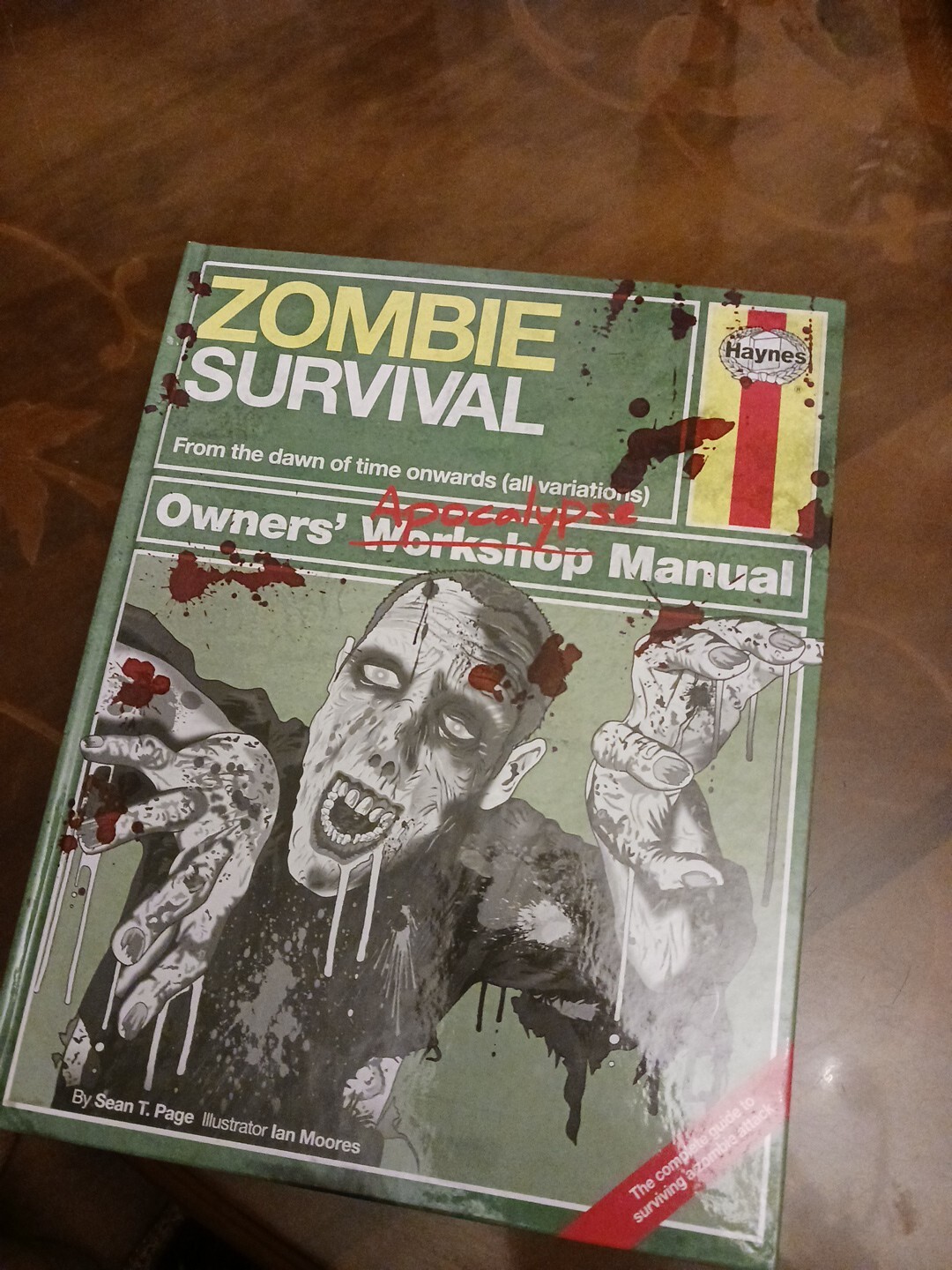 Zombie Survival Manual: The complete guide to surviving a zombie attack (Owners