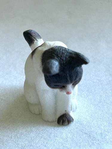 Japanese style plastuc lovely cats looking at each other affectionately - Picture 2 of 12