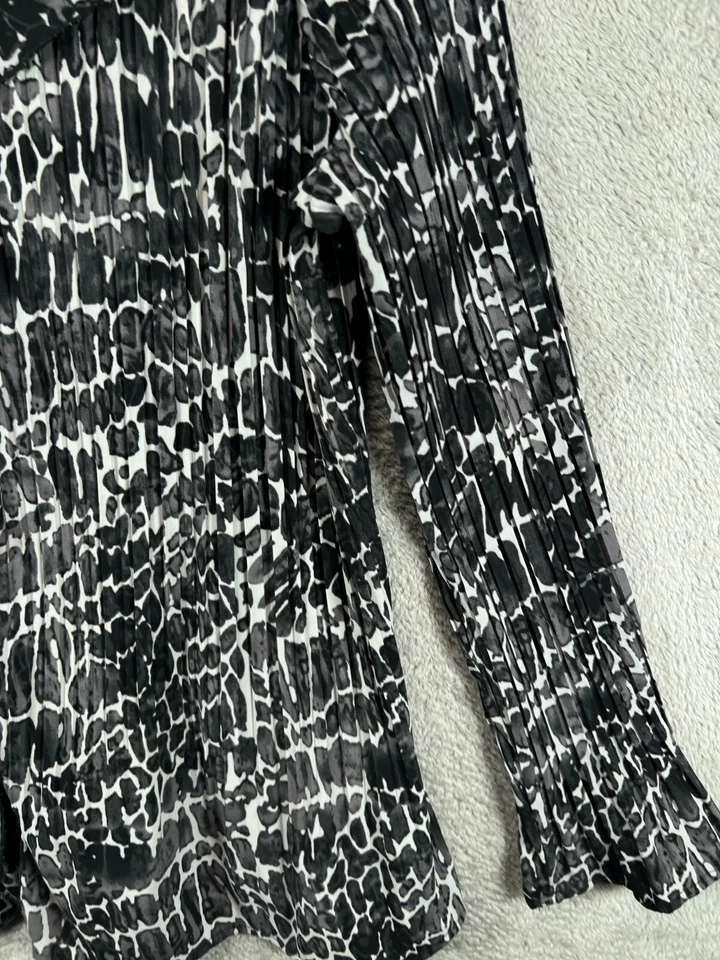 East 5th Mujer Plus Prendas para el torso 1X Camisa Gris Animal Plisado Volantes Blusa Manga Larga Foto 3 de 4