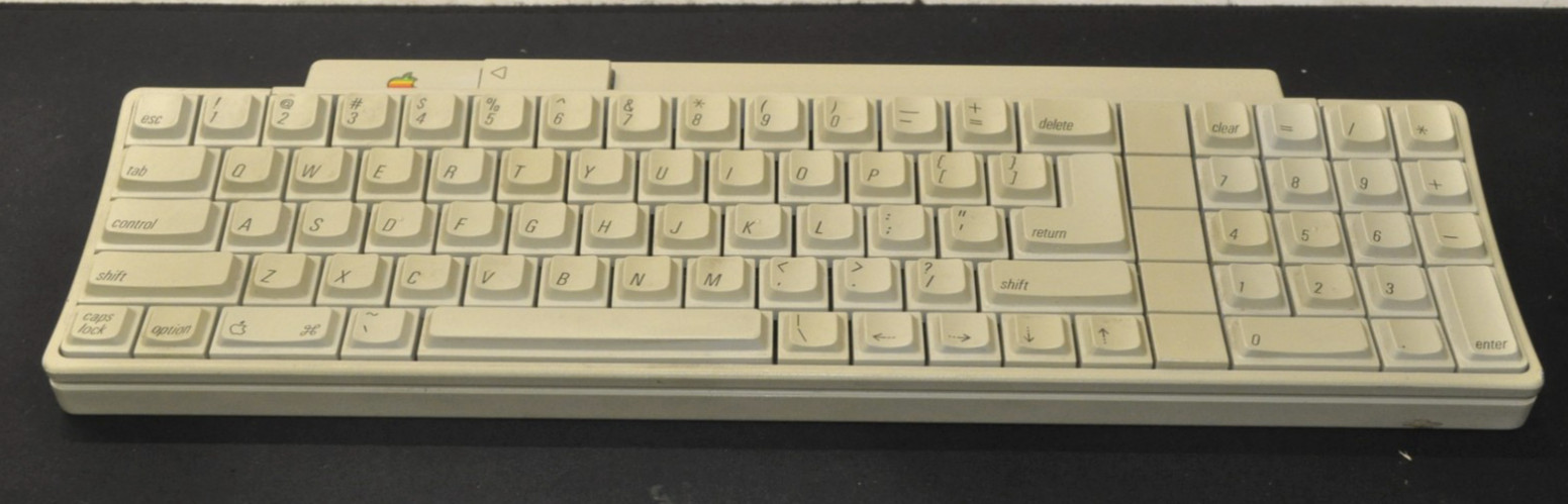 VINTAGE APPLE DESKTOP BUS KEYBOARD A9M0330 TESTED.