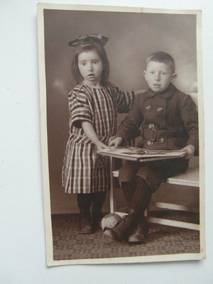 Nostalgi  Echt Foto AK  2 Kinder,Bänkchen,Ball,Bilderbuch besr.