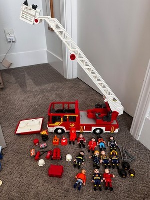 Playmobil Fire Truck Working Siren Lights Extendable Ladder City Action 12 Figs