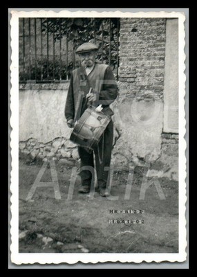 Foto, WK2, 342.I.D., Maily-le-Camp, Polizist-Gemeindediener mit Trommel, L280L