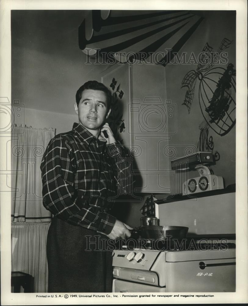 1949 Press Photo Actor Howard Duff in his Home - nox17478