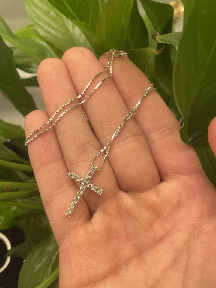 Colgante cruz diamante natural 1/2 quilate en plata de ley con cadena Foto 4 de 4