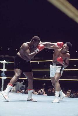 Buster Mathis in action, throwing punch vs Muhammad Ali at Astrodo - Old Photo 1