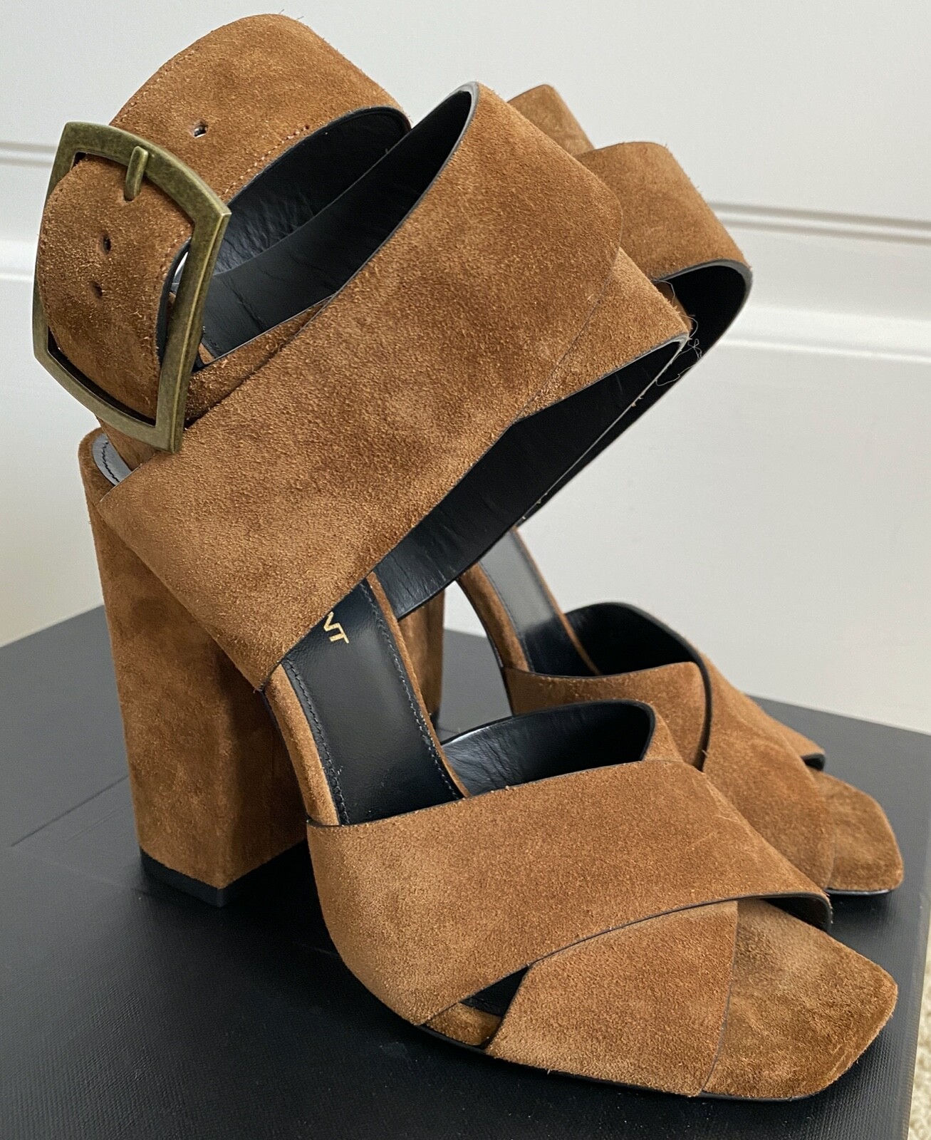 Nuovi con scatola sandali in pelle scamosciata marroni Saint Laurent YSL fibbia rovere avvolgente alla caviglia décolleté 36 6995 $