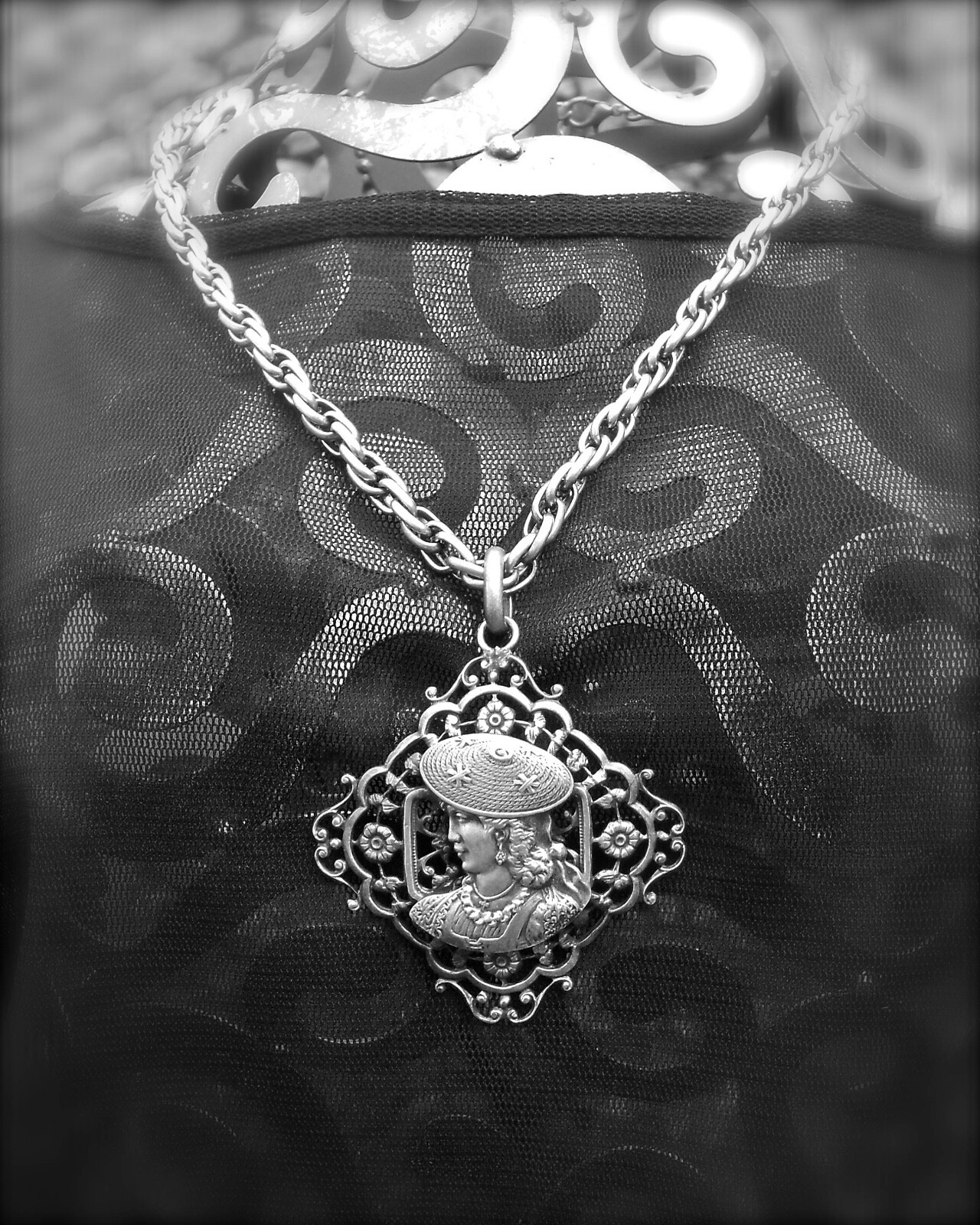Collier pendentif argent léger à profil féminin pour sublimer un décolleté