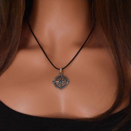 Collana In Caucciu' Con Ciondolo Rappresentante Una Kokeshi Nera E Argento Memole Design