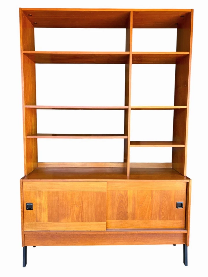 Librería moderna danesa restaurada de teca con puertas correderas - mediados de siglo de los años 60 Foto 3 de 4