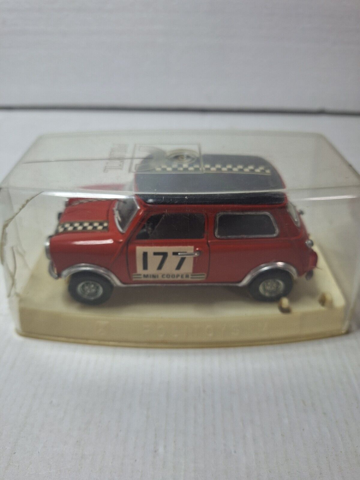 Foto 1 di 9