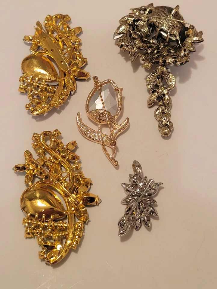 Lote de 5 piezas Impresionante Broche Flor Floral Esmalte Estrás No Faltan Piedras CA P28 Foto 3 de 4