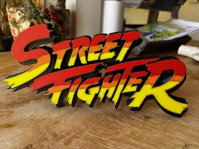 BR3TTIN3D 🕹️ Insegna Display Stampata 3D Ispirata a Street Fighter - Retro Gaming 24 cm