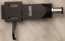 CABEZAL SANSUI NEGRO CON LETRAS BLANCAS.