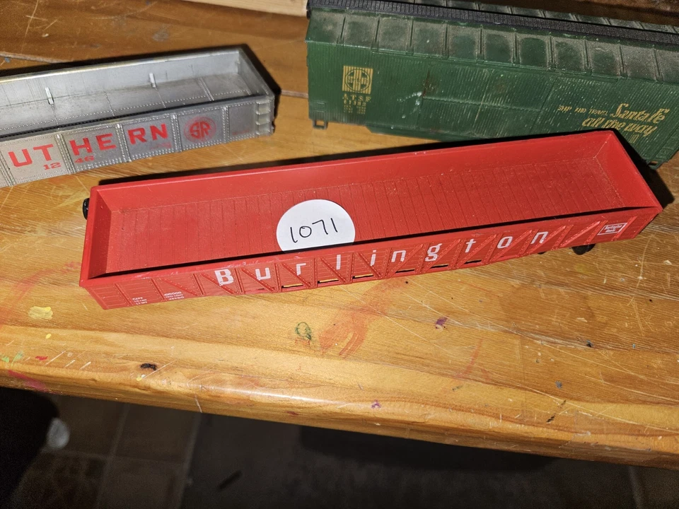 HO FREIGHT CARS NEEDING WHEELS - Image 3 of 4