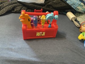 Handy Manny Singing Toolbox-complete- Sings and "dances". Motor is noisy