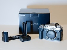 Excellent condition Fujifilm X-T5 - Silver Body Only with RRS L-bracket/grip