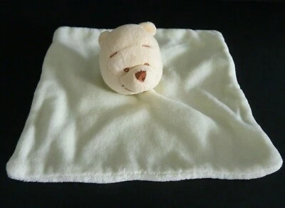 V12. DOUDOU PLAT CARREFOUR DISNEY WINNIE OURS VERT JAUNE NEZ MARRON GRELOT TTBE - Photo 1/4